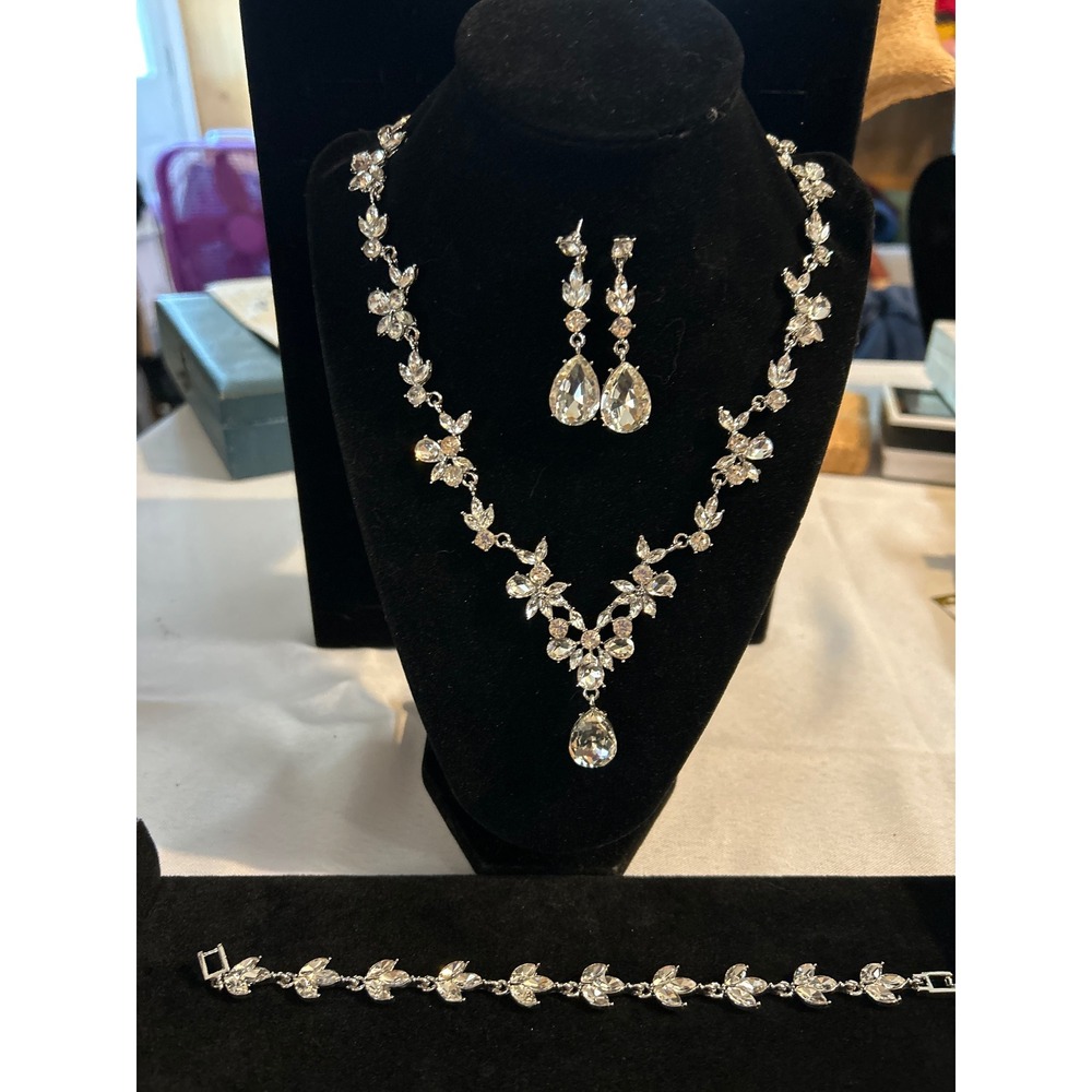 Crystal Floral Necklace Bracelet & Earrings Set – Silver Tone
